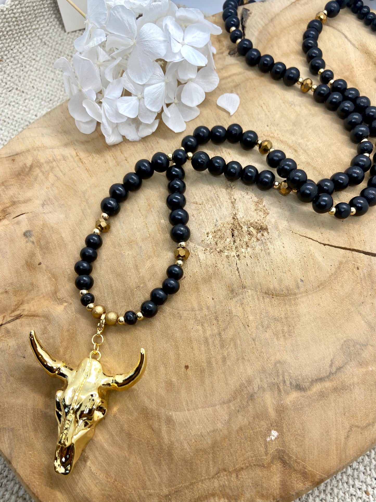 Sautoir Bohème Chic pendentif tête de buffle noir / doré