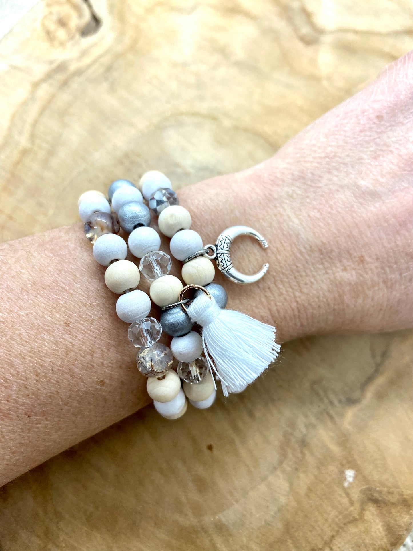 Lot de petits bracelets en bois et verre bohème chic avec breloque