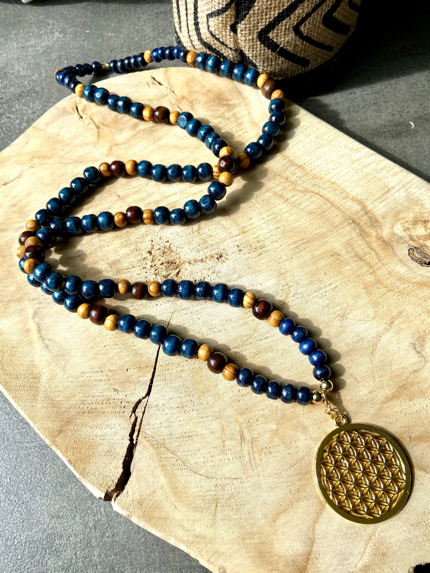 Sautoir hippie chic en bois bleu marine pendentif Fleur de Vie ou Arbre de vie