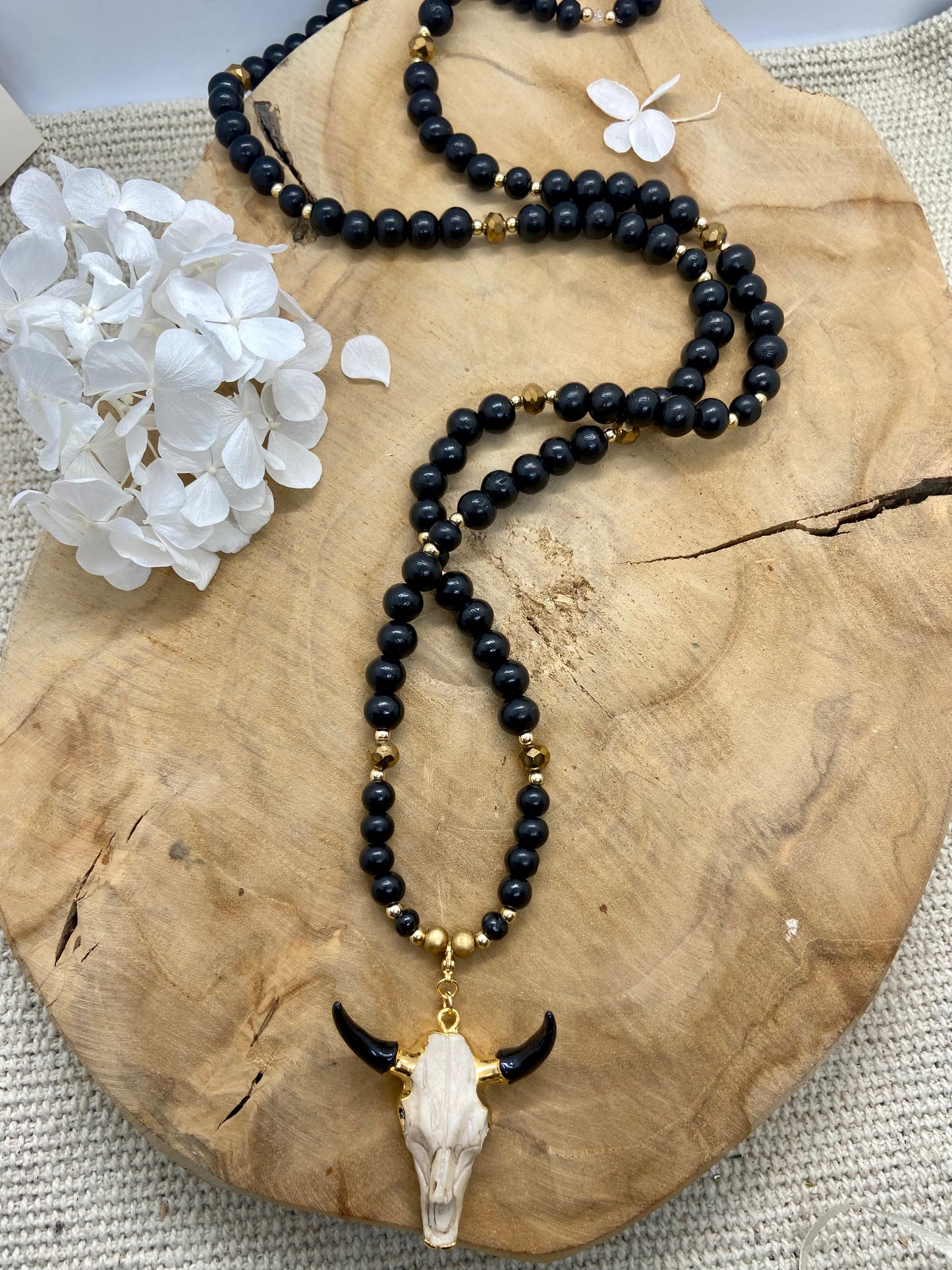 Sautoir Bohème Chic pendentif tête de buffle noir / doré