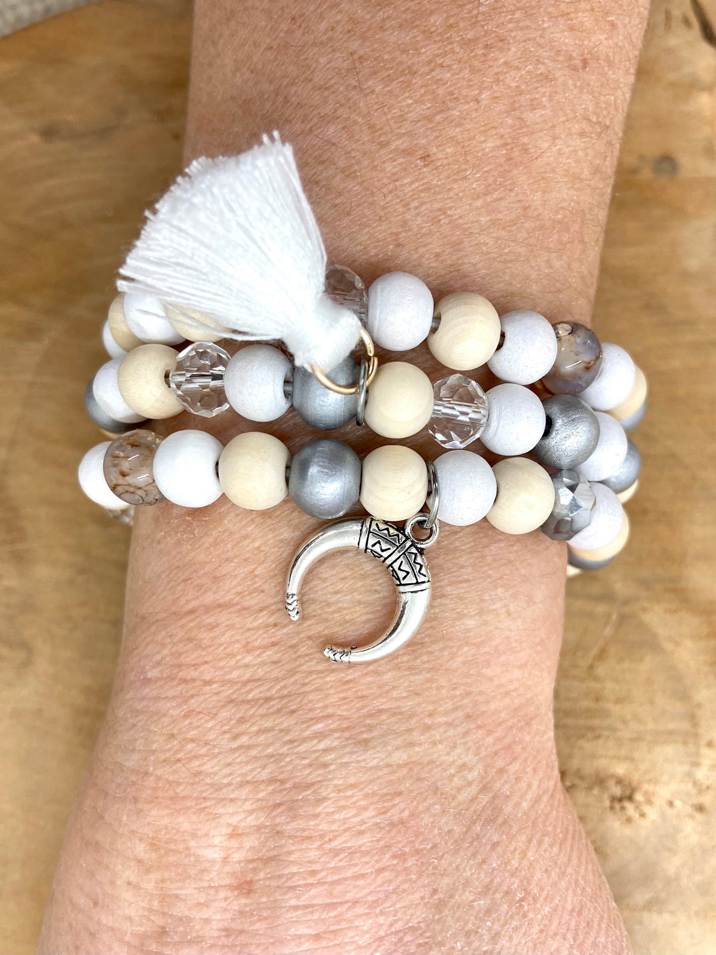 Lot de petits bracelets en bois et verre bohème chic avec breloque