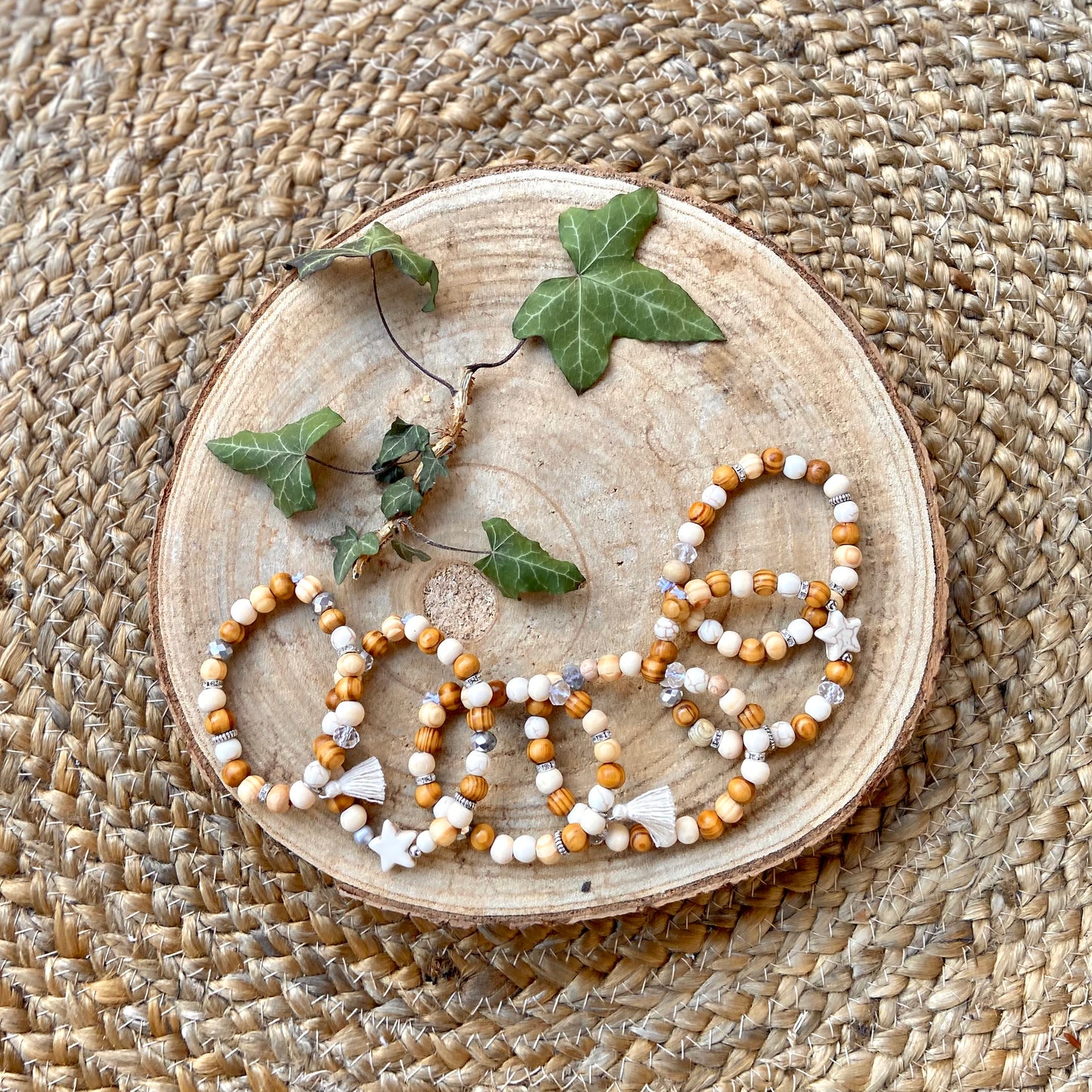 Lot de petits bracelets en bois bohème chic avec breloque