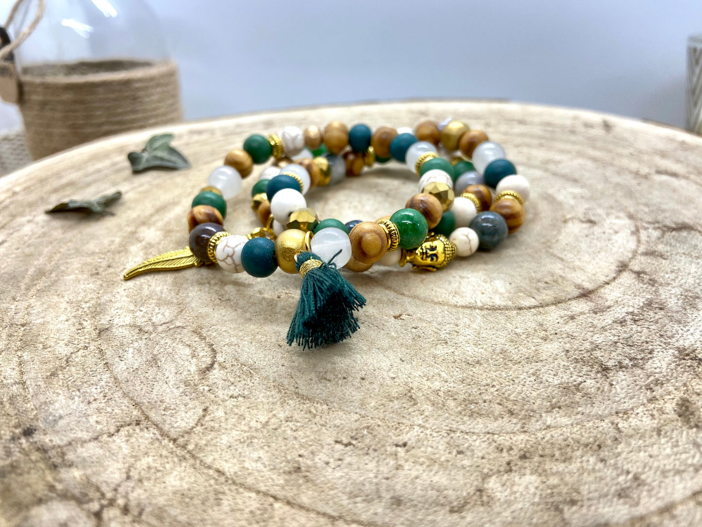 Lot de trois bracelets bohème chic pierre naturelle verte bois et doré