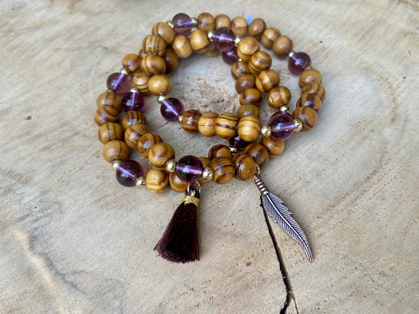Trio de bracelets en bois avec breloques
