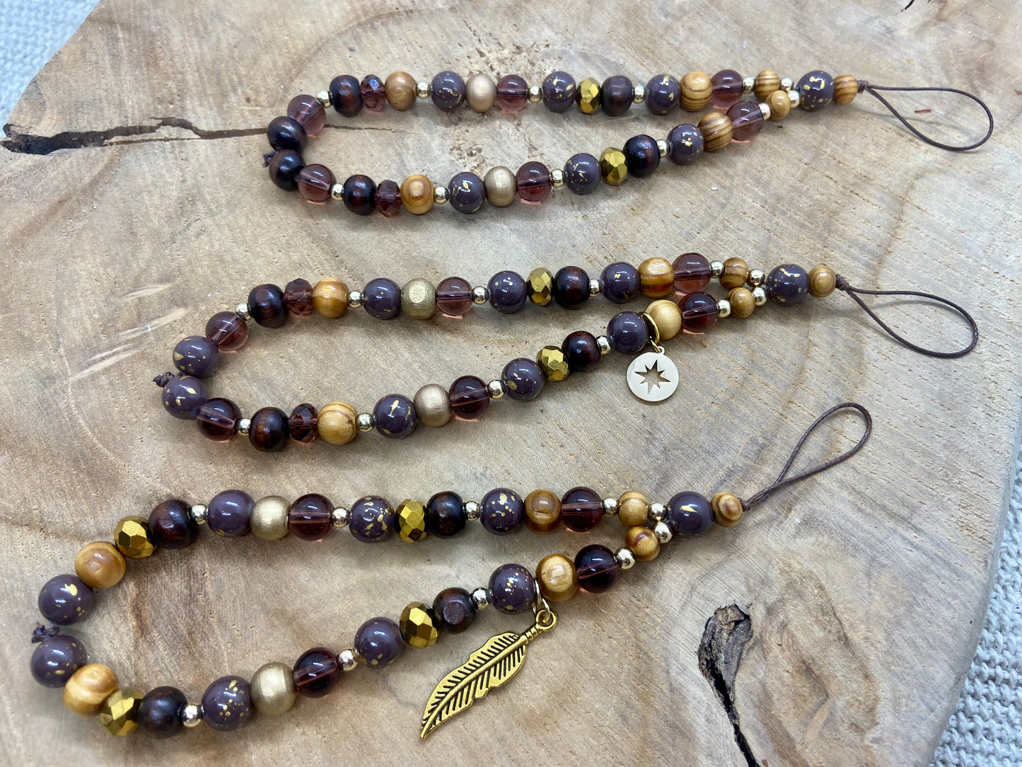 Bijoux de téléphone couleurs marrons et dorées avec breloques