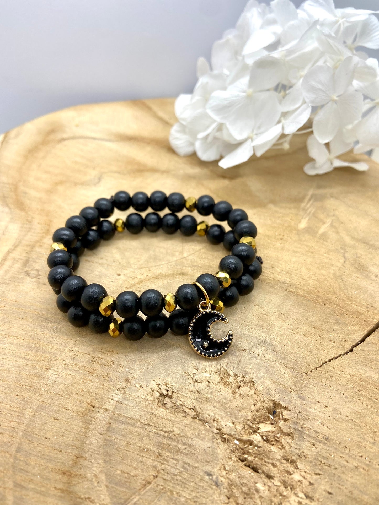 Duo de bracelets en bois noir breloque croissant de lune