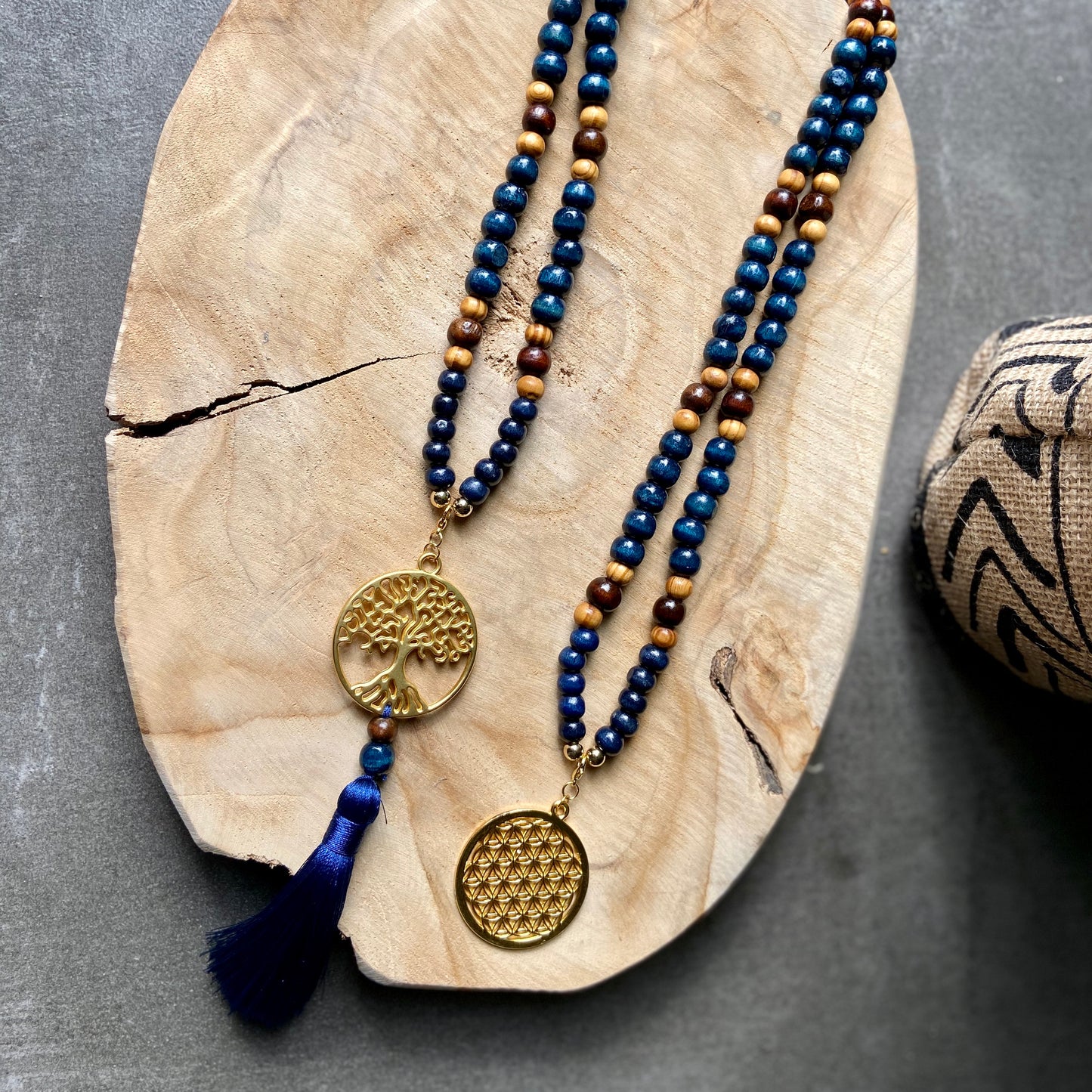 Sautoir hippie chic en bois bleu marine pendentif Fleur de Vie ou Arbre de vie
