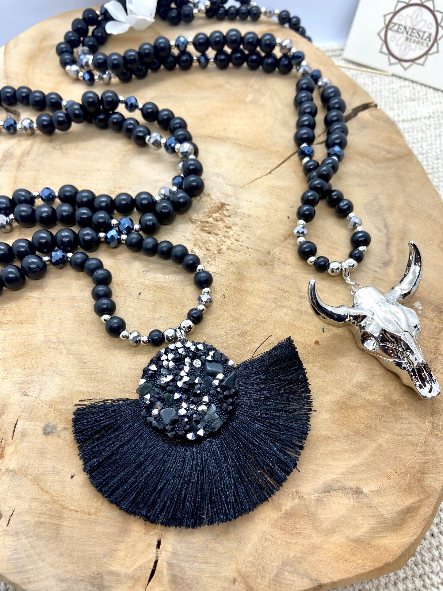 Collection de sautoirs noirs en bois avec des touches de strass argentés bohème chic