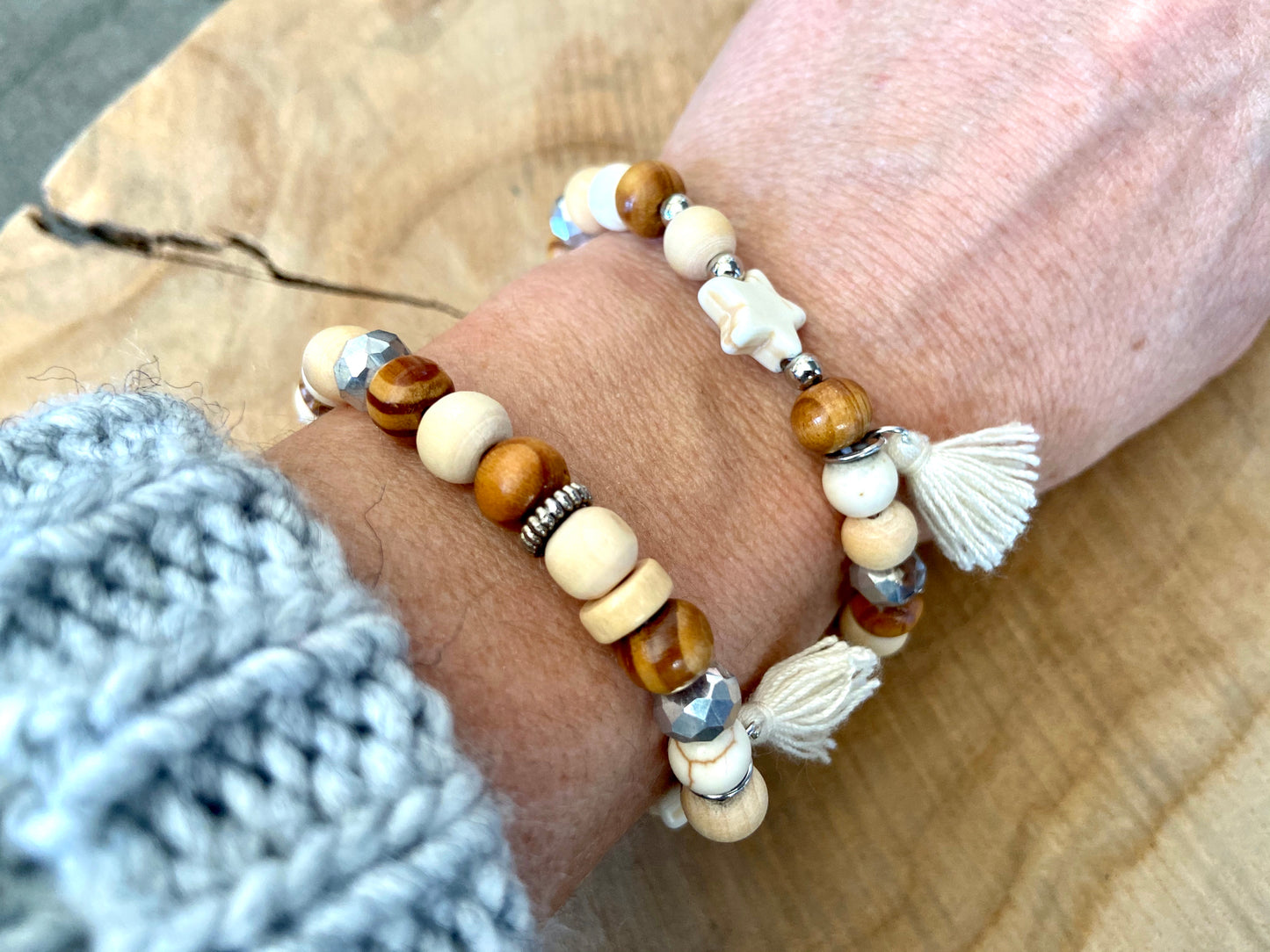 Petit bracelet en bois élastique avec breloque
