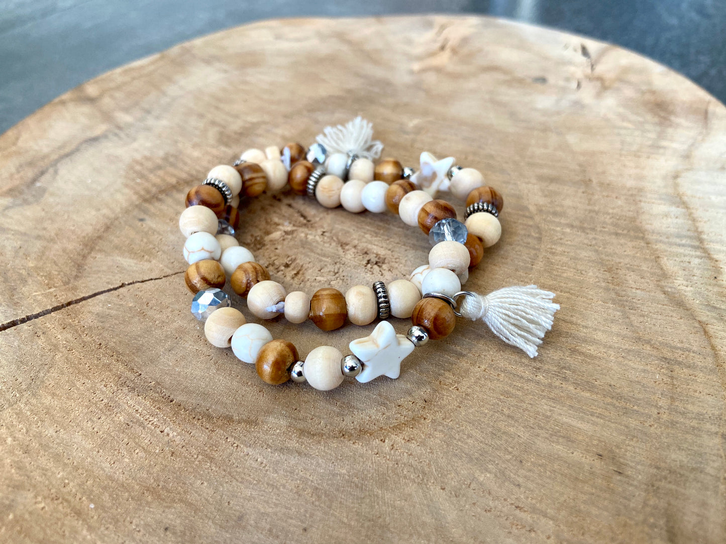 Petit bracelet en bois élastique avec breloque