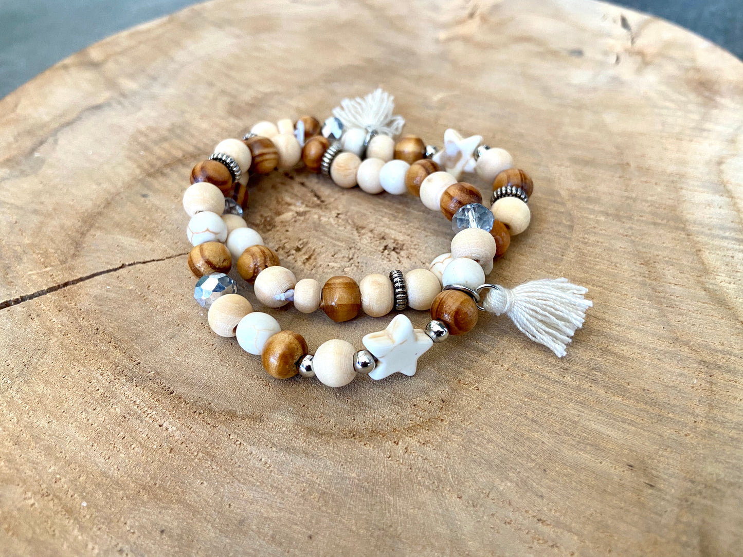 Petit bracelet en bois élastique avec breloque