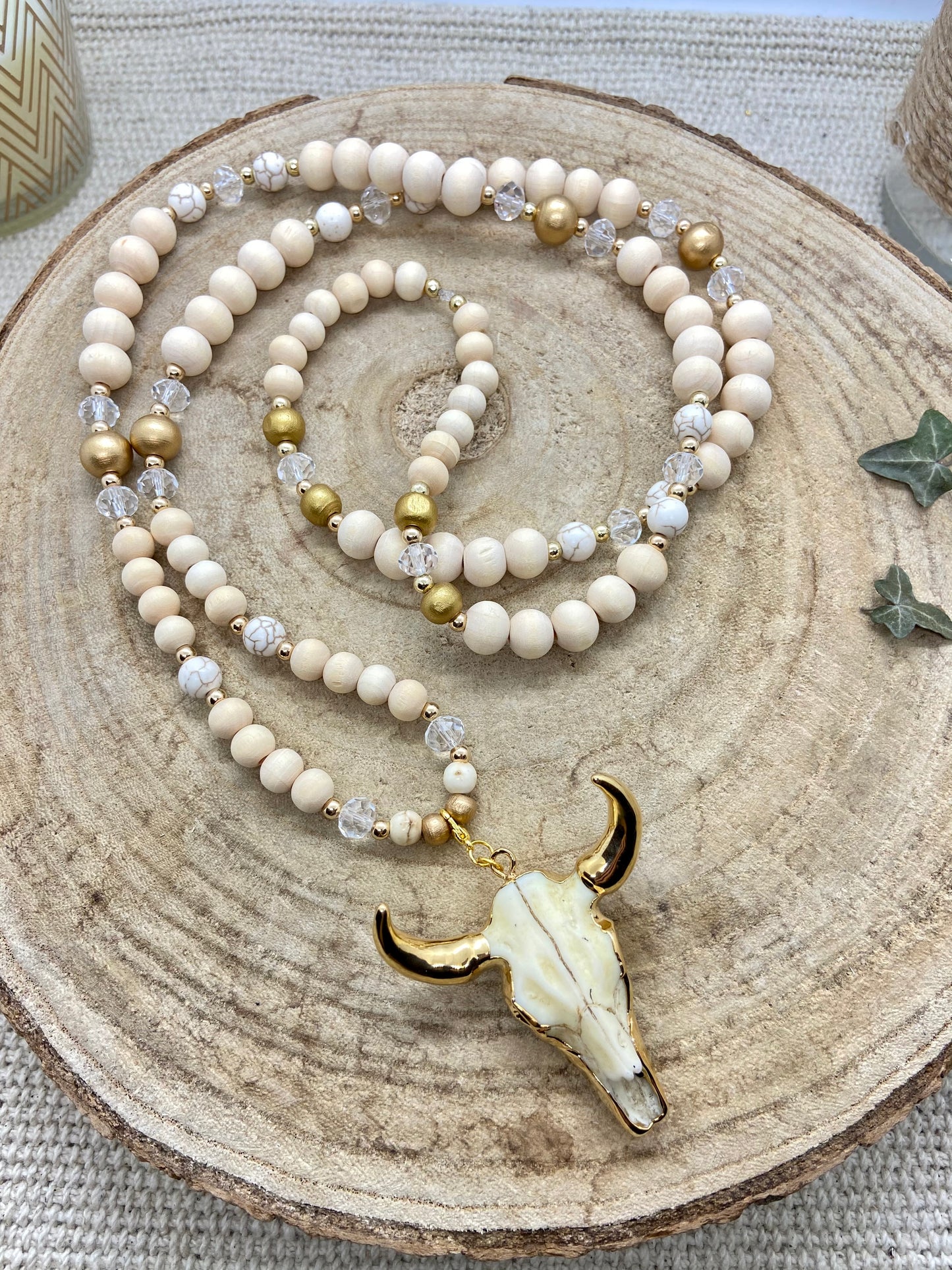 Sautoir en bois couleurs naturelles et strass Pendentif Tête de Buffle