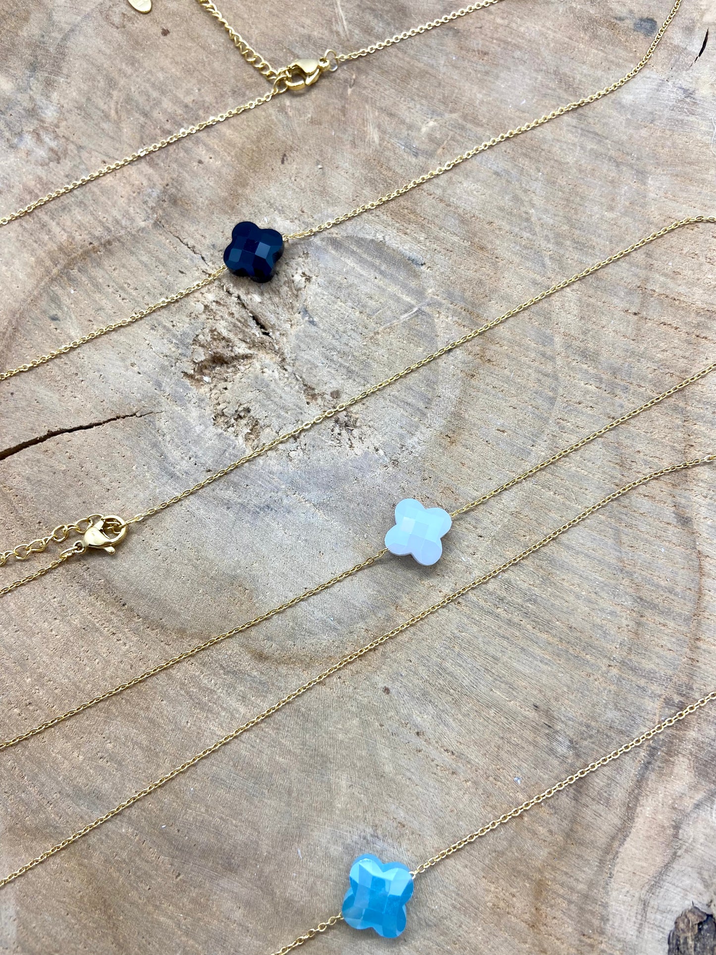 Chaînes fines avec pendentif Trèfle à 4 Feuilles coloré