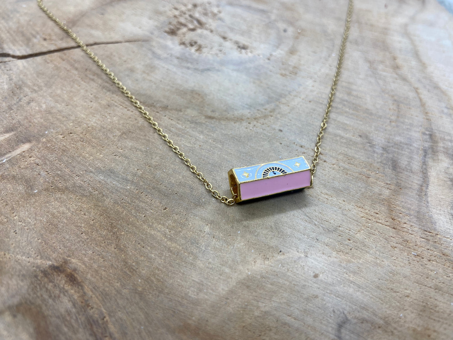 Collier chaîne fine pendentif style porte bonheur bouddhiste