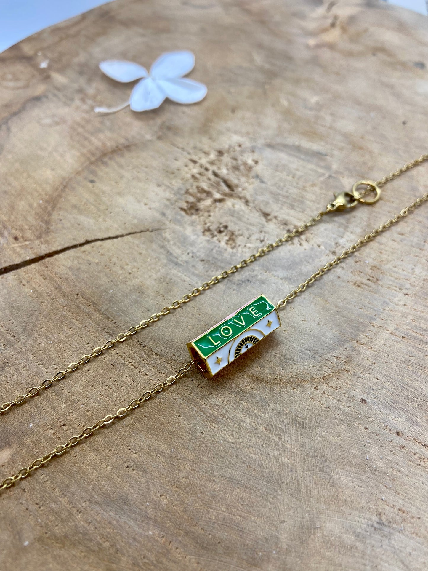 Collier chaîne fine pendentif style porte bonheur bouddhiste