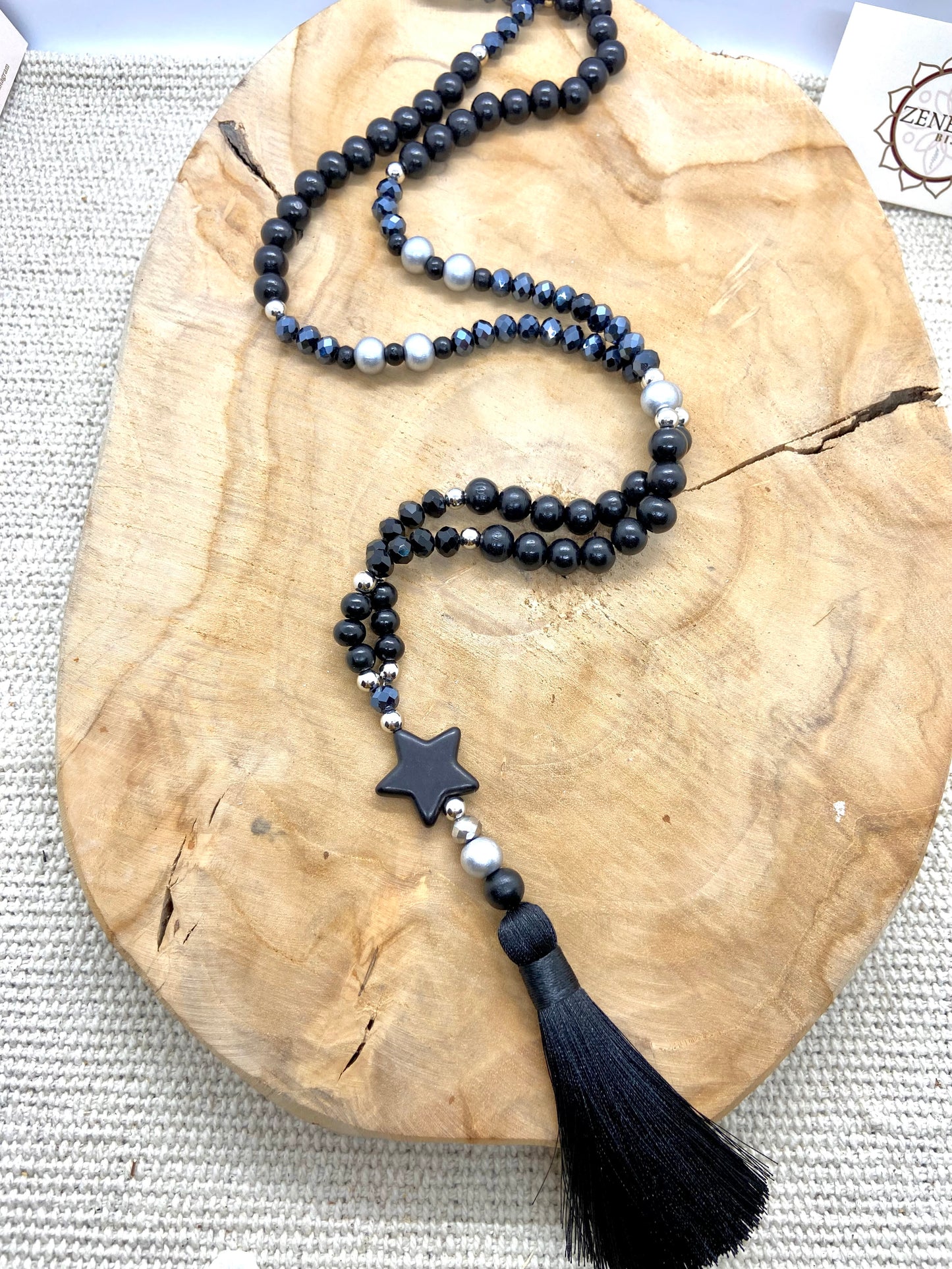 Sautoir en bois noir pendentif pompon