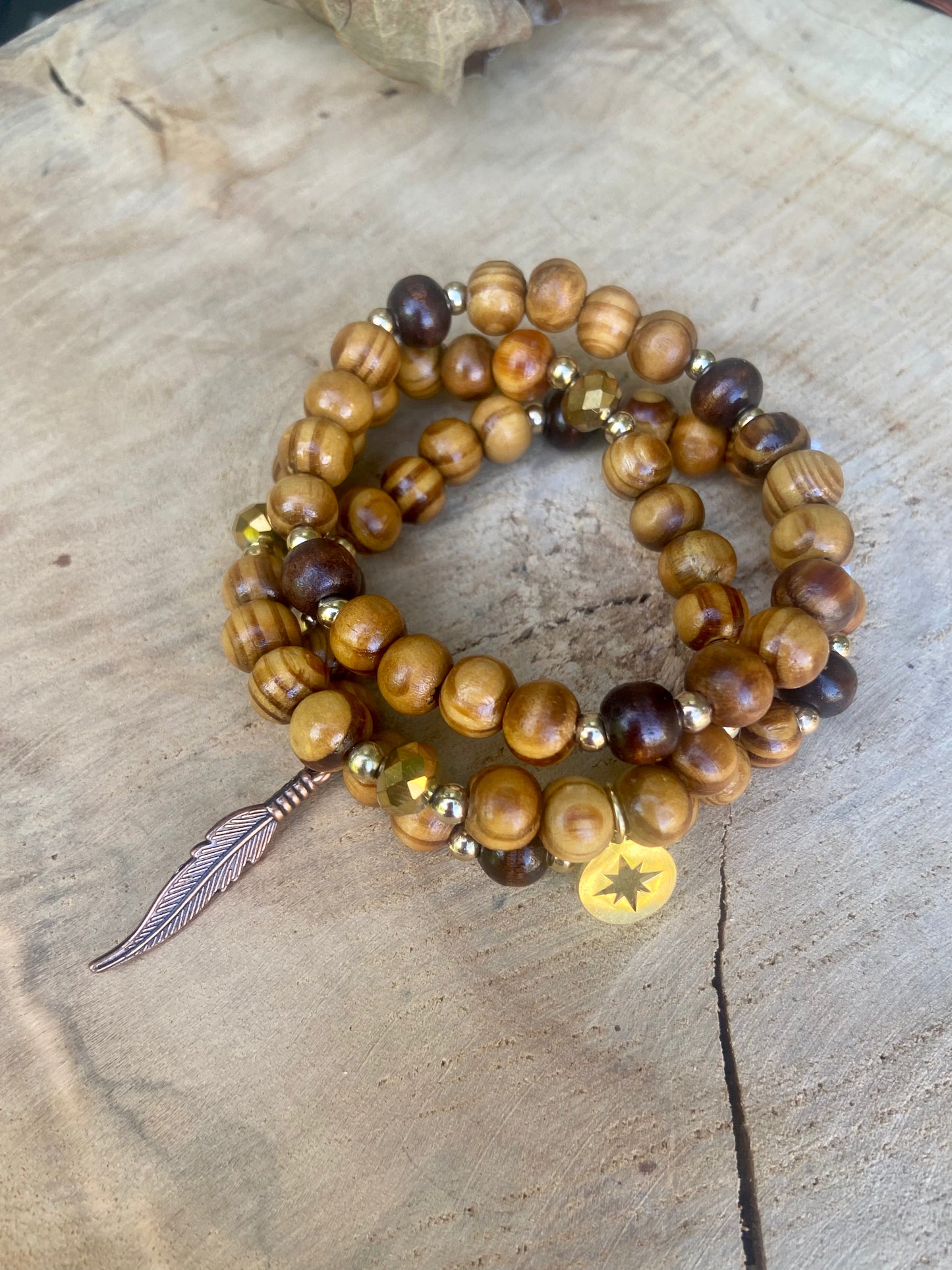 Trio de bracelets en bois avec breloques