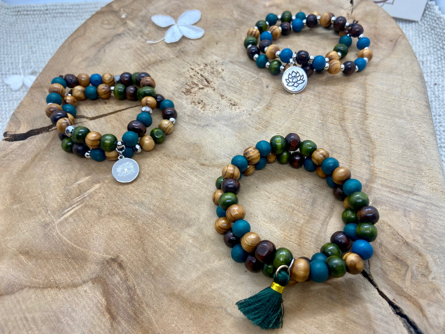 Bracelet en bois thème vert + breloque argentée