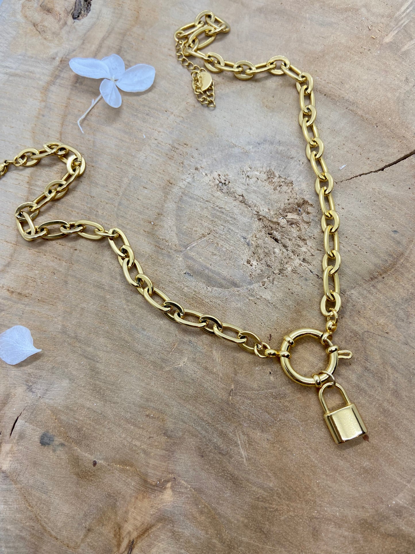 Collier chaine grosse maille dorée et pendentif cadenas