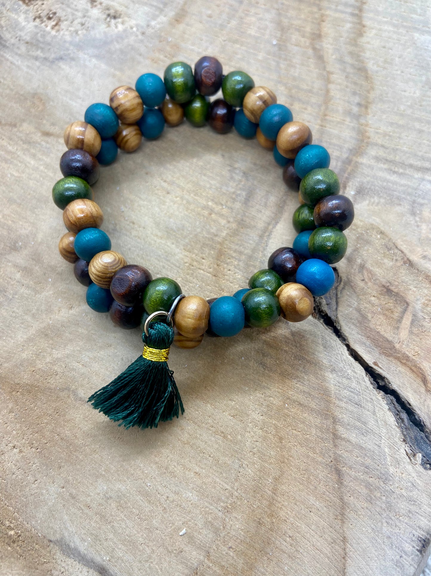 Bracelet en bois thème vert + breloque argentée