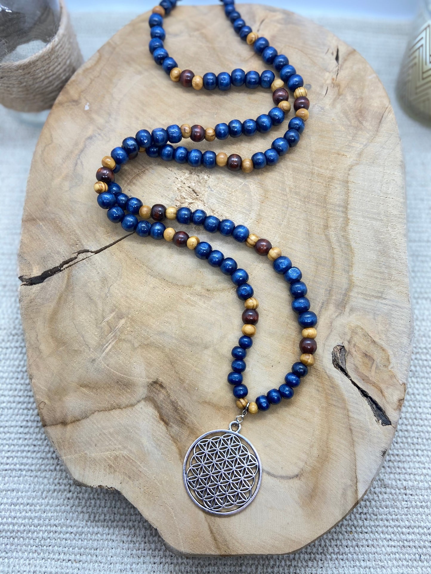 Sautoir en bois hippie chic bleu marine pendentif fleur de vie