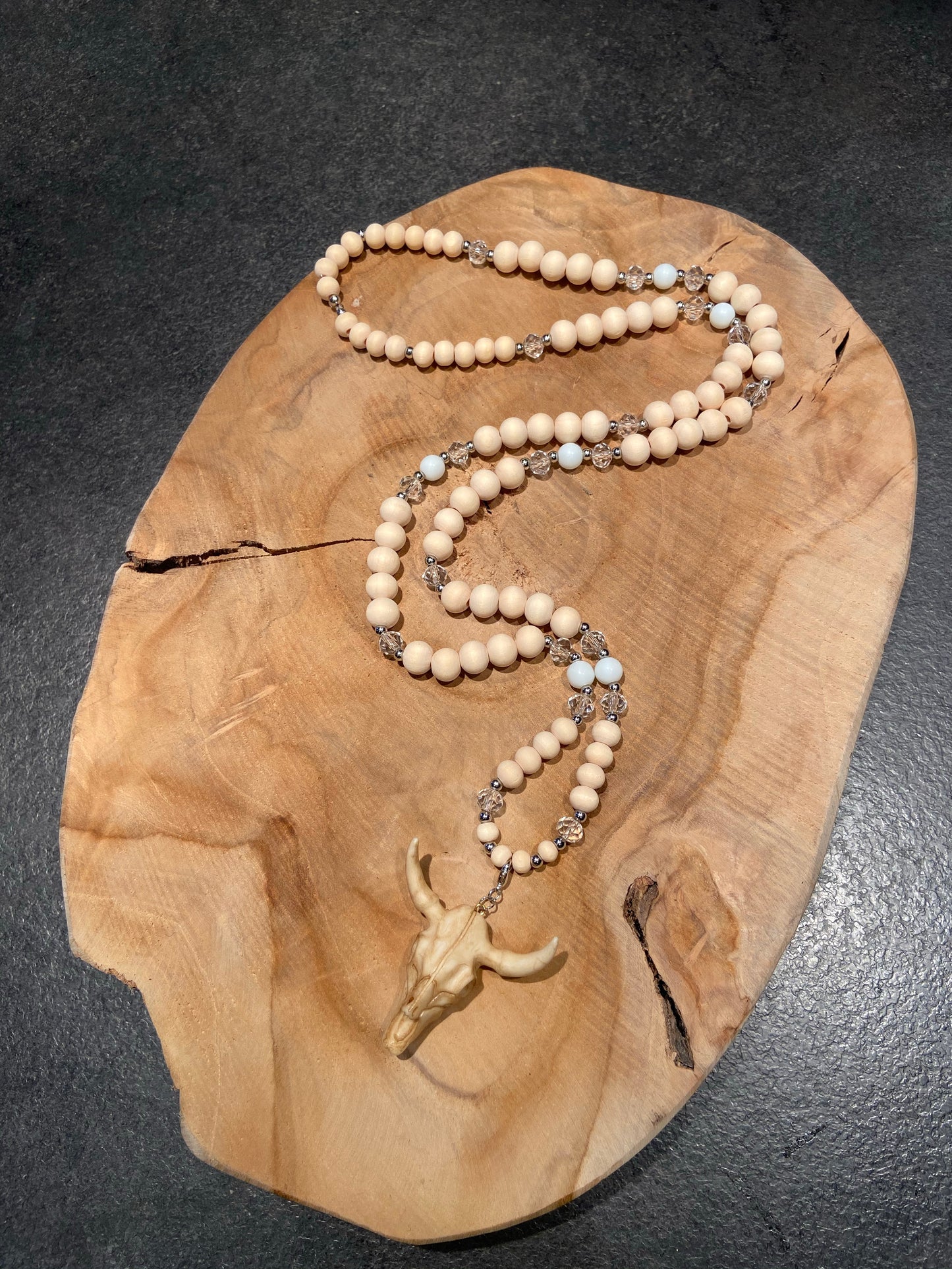 Sautoir en bois brut naturel pendentif Tête de buffle