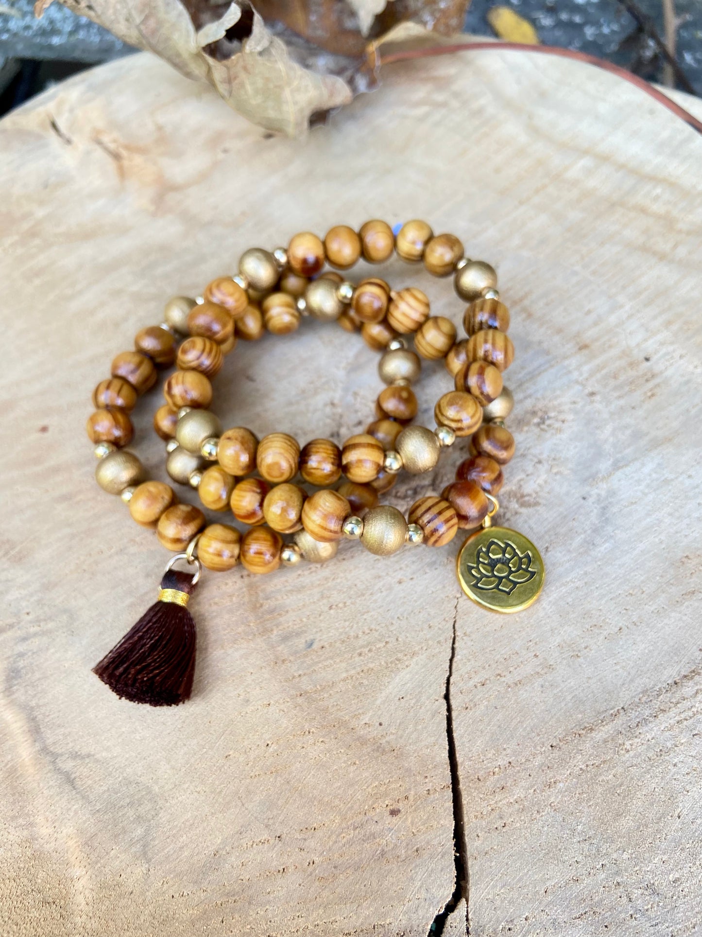 Trio de bracelets en bois avec breloques