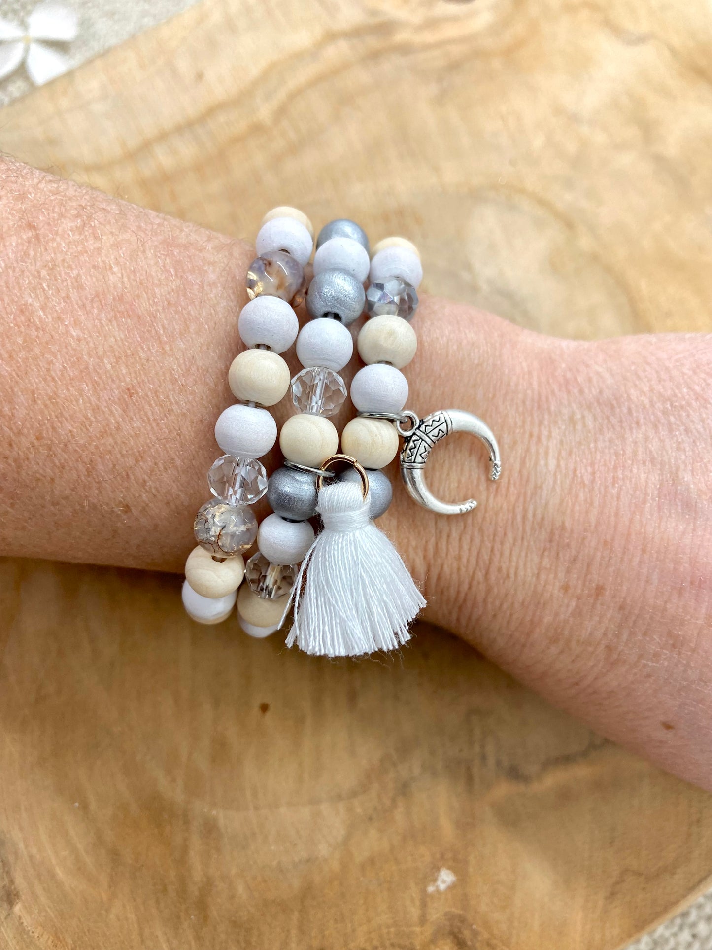 Lot de petits bracelets en bois et verre bohème chic avec breloque