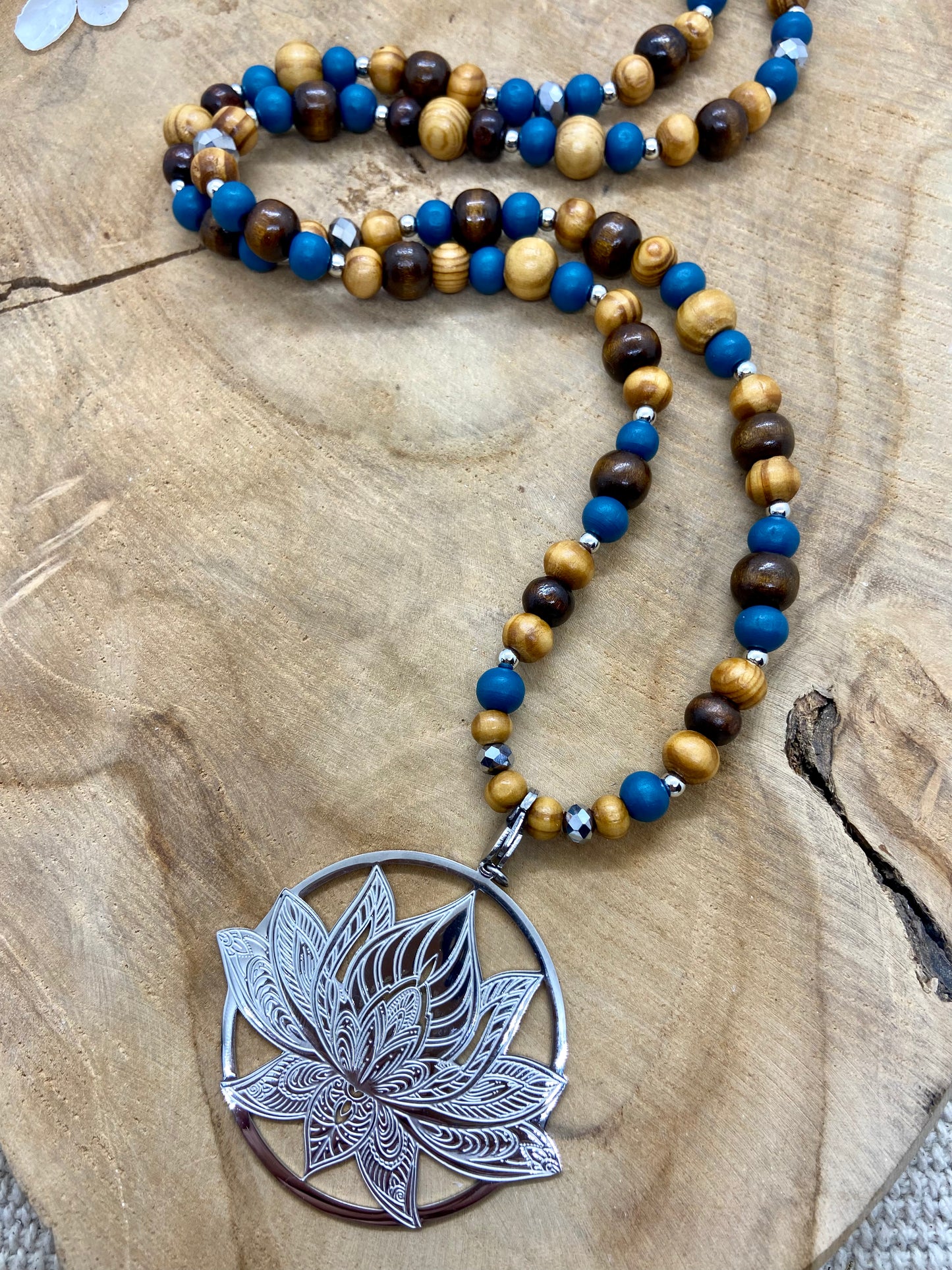 Sautoir bohème chic pendentif Fleur de Lotus Argentée