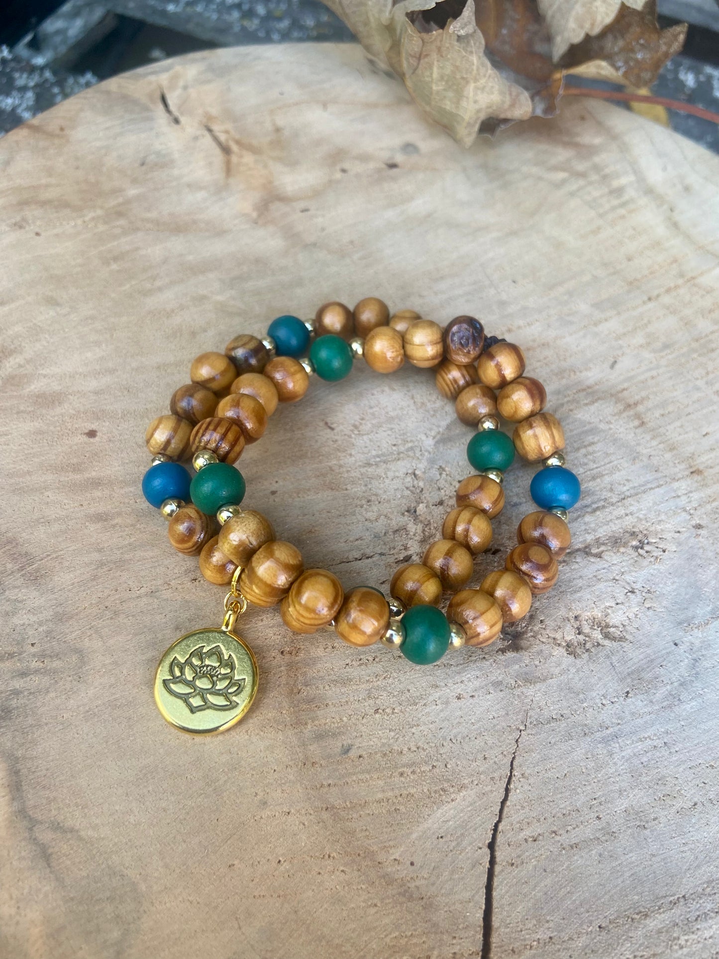 Duo de bracelets en bois avec breloques ou pompon