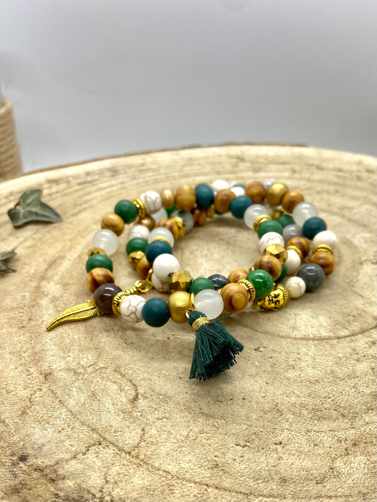 Lot de trois bracelets bohème chic pierre naturelle verte bois et doré