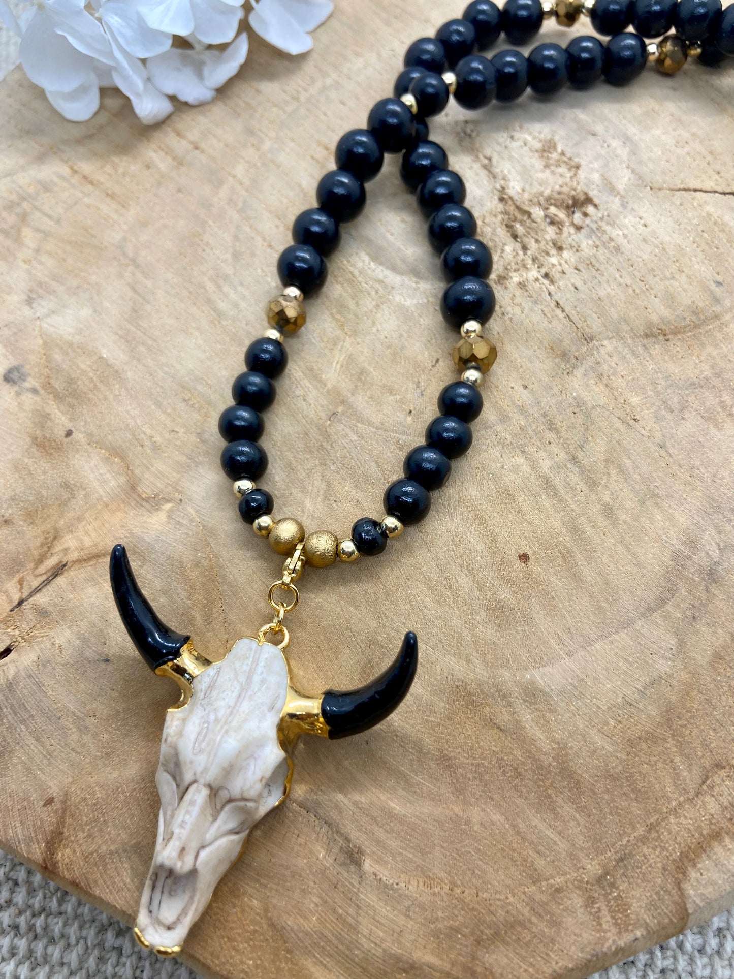 Sautoir Bohème Chic pendentif tête de buffle noir / doré