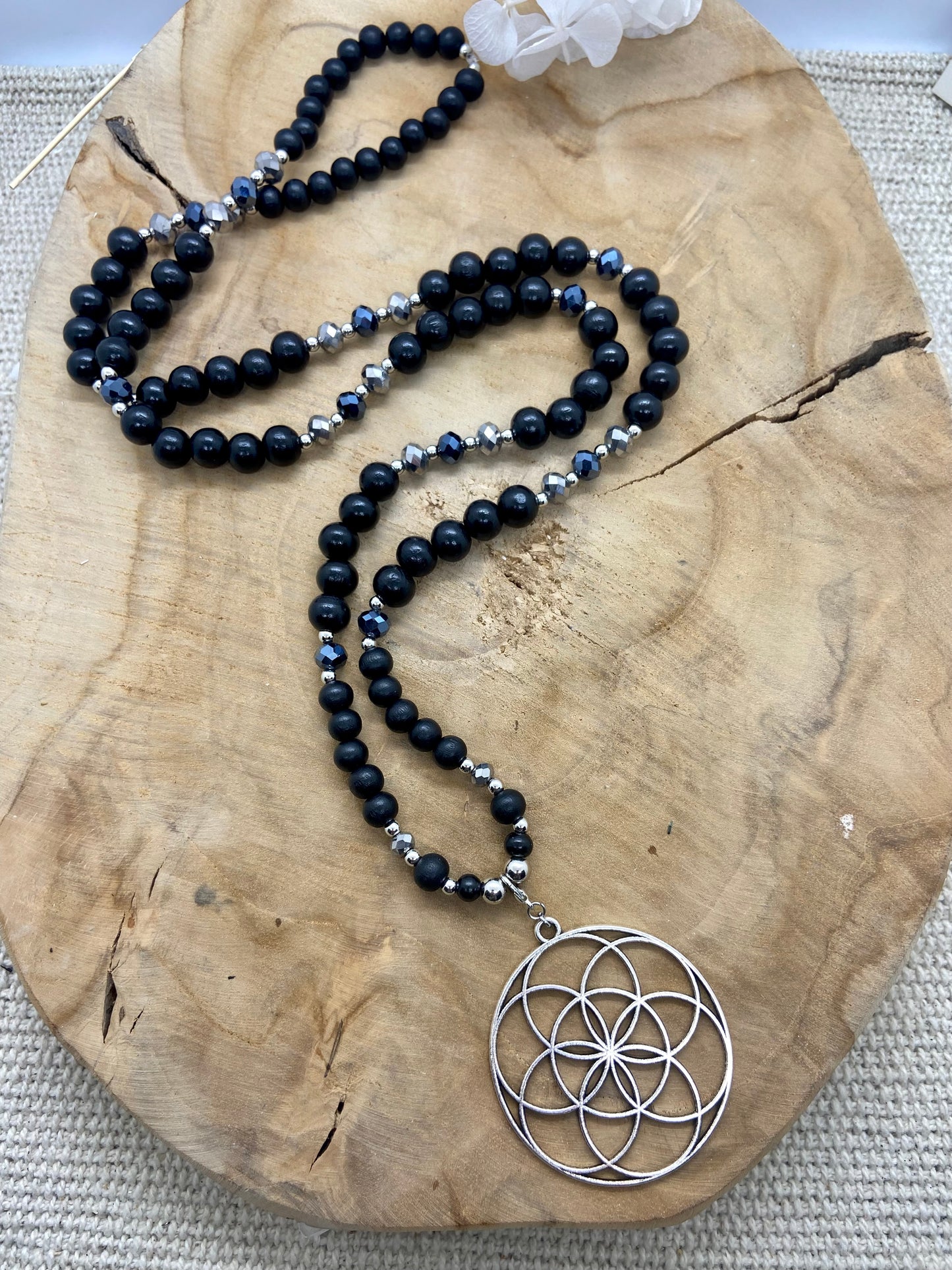 Collection de sautoirs noirs en bois avec des touches de strass argentés bohème chic
