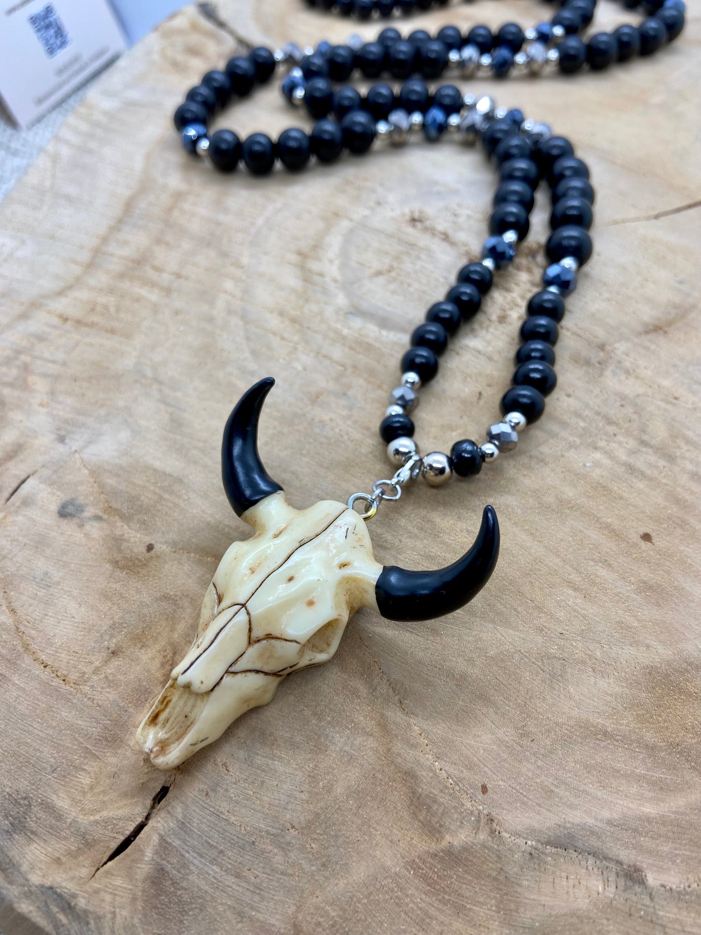 Collection de sautoirs noirs en bois avec des touches de strass argentés bohème chic