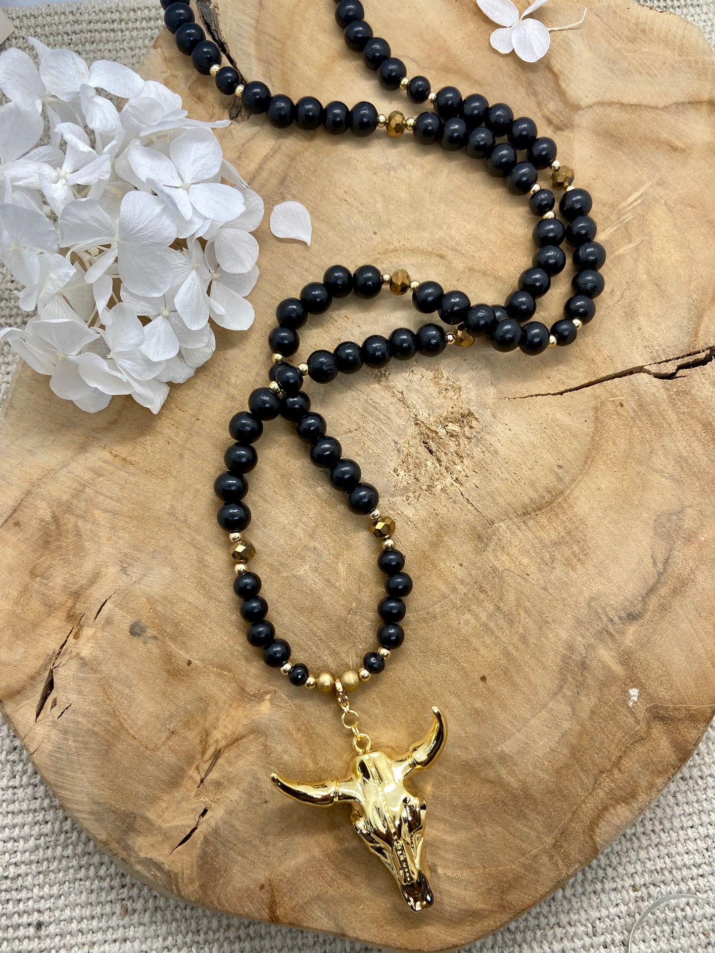 Sautoir Bohème Chic pendentif tête de buffle noir / doré