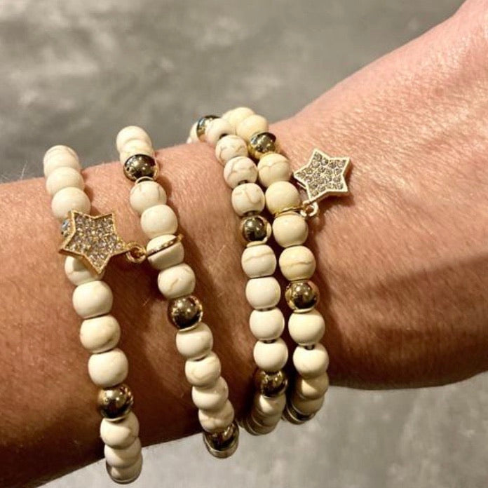 Lot de deux bracelets en pierre naturelle et breloque dorée étoile