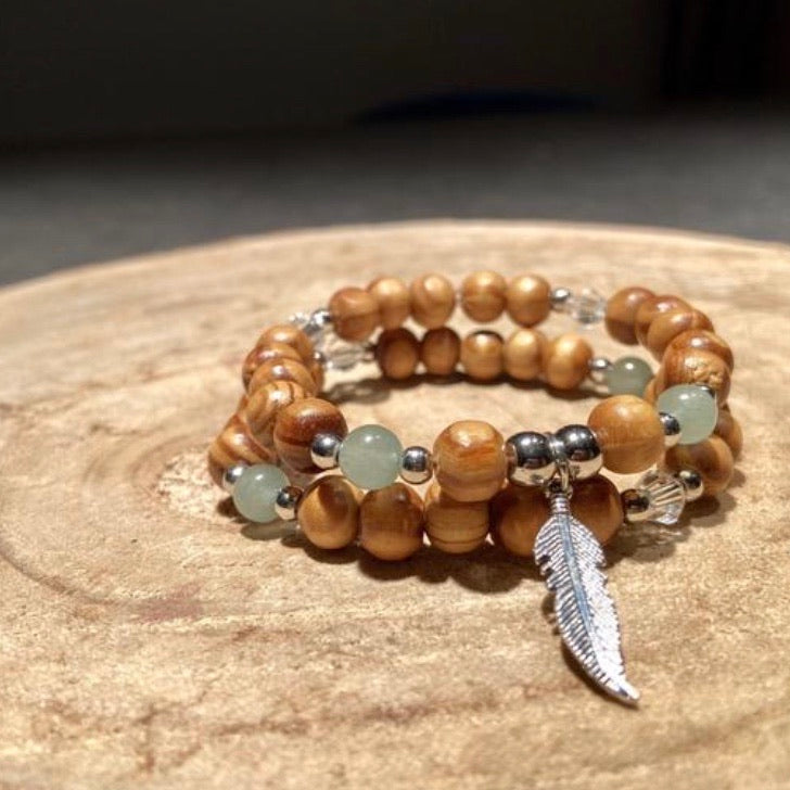 Ensemble de bracelets élastiques avec breloque plume, lotus ou coquillage