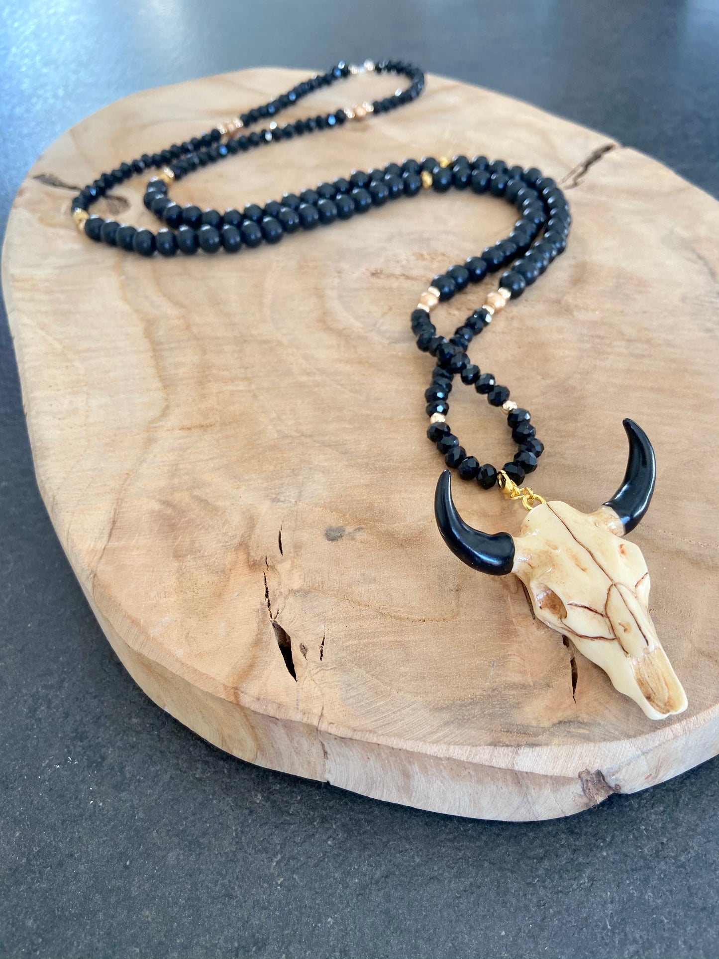 Sautoir en strass noir et bois pendentif tête de buffle