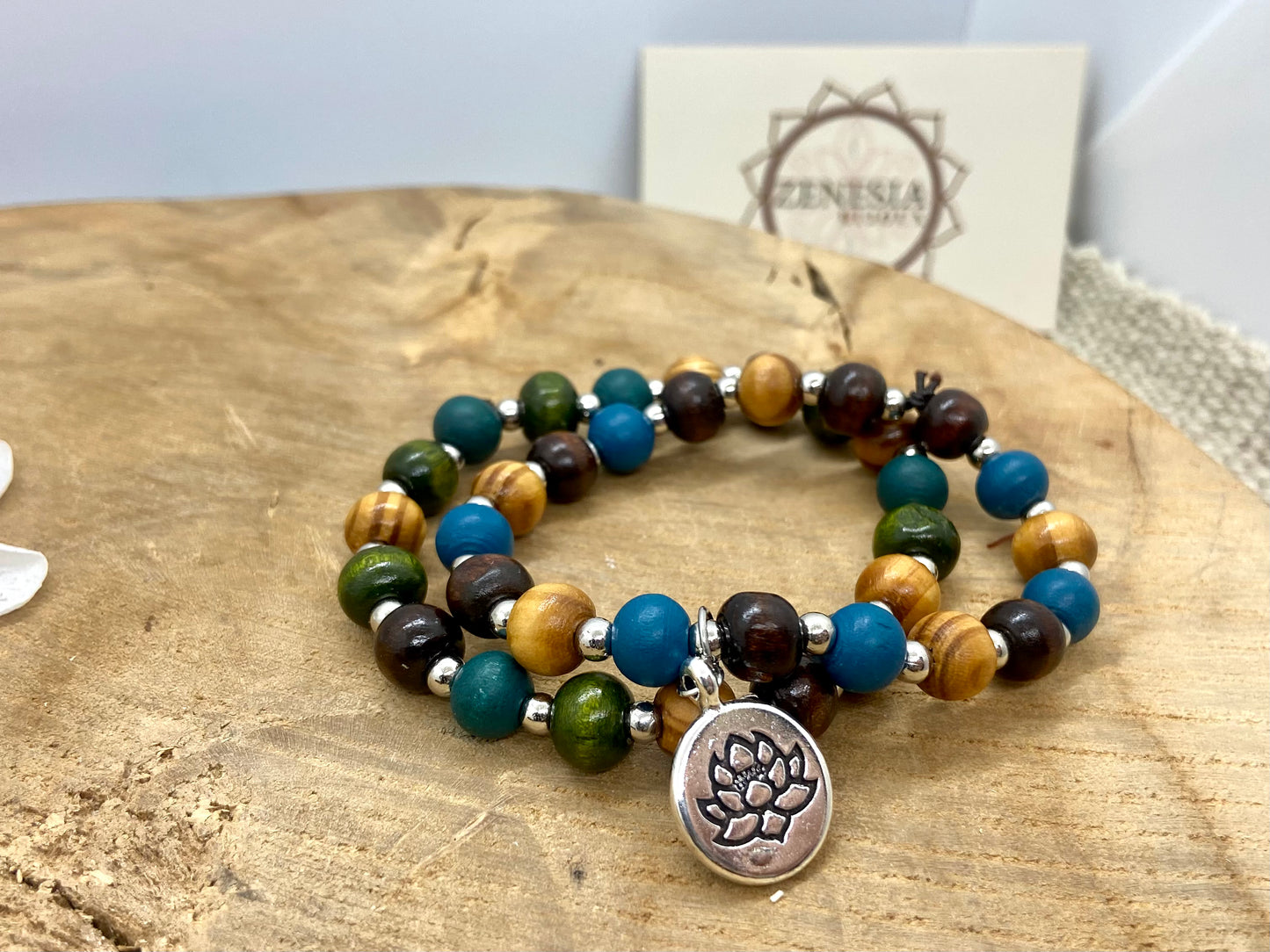Bracelet en bois thème vert + breloque argentée