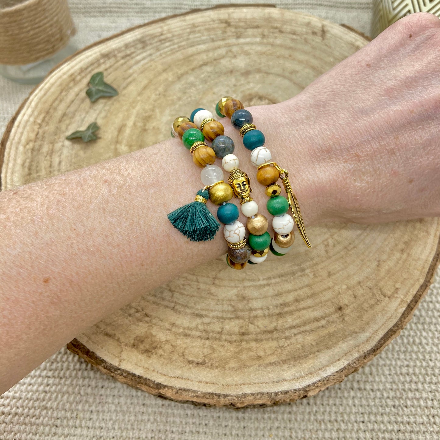 Lot de trois bracelets bohème chic pierre naturelle verte bois et doré