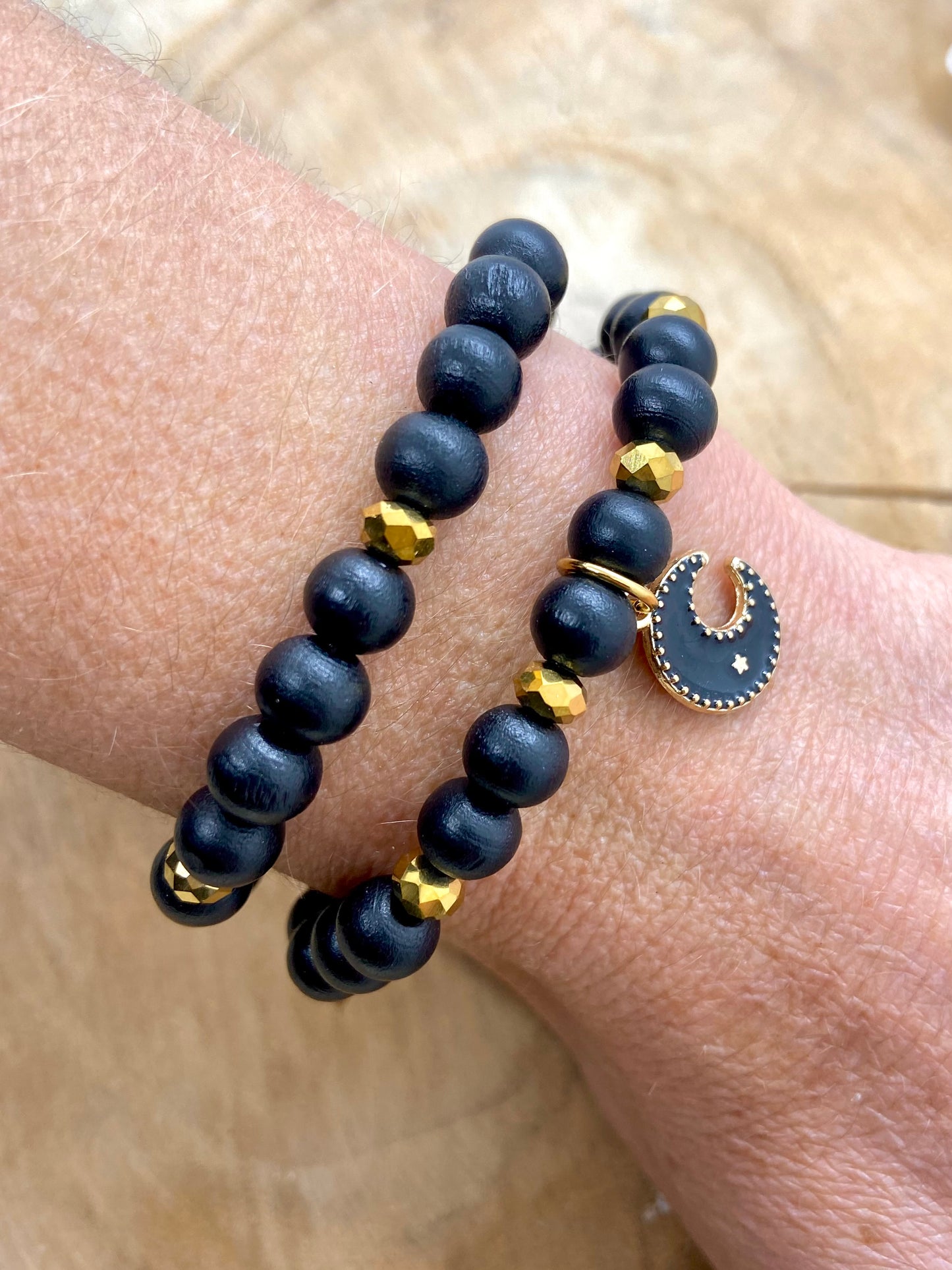 Duo de bracelets en bois noir breloque croissant de lune