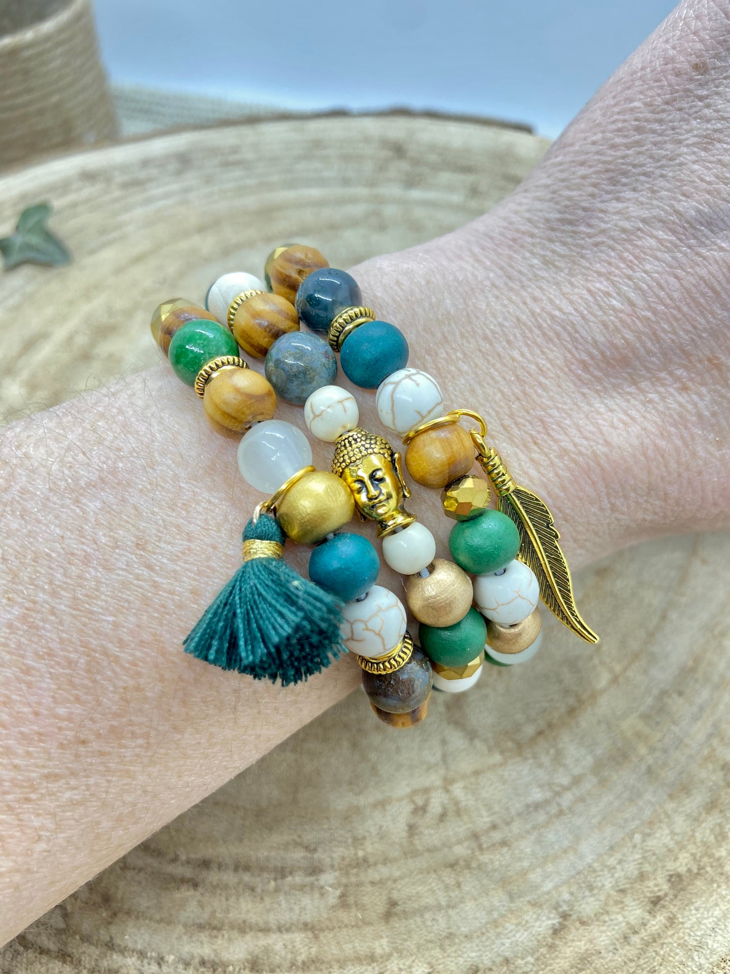 Lot de trois bracelets bohème chic pierre naturelle verte bois et doré