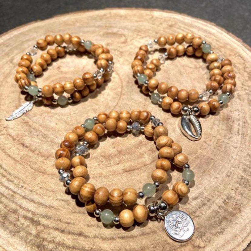 Ensemble de bracelets élastiques avec breloque plume, lotus ou coquillage