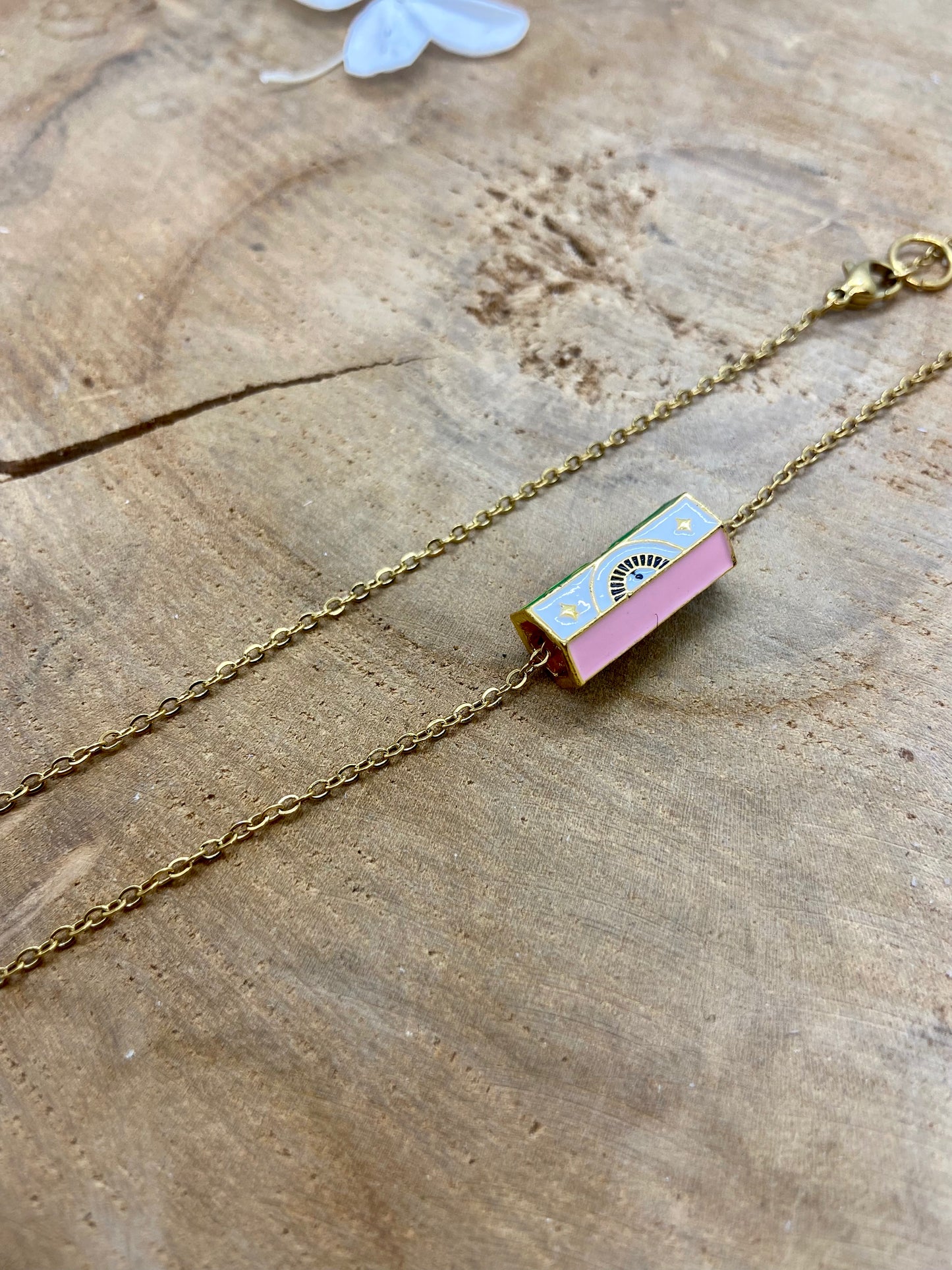 Collier chaîne fine pendentif style porte bonheur bouddhiste