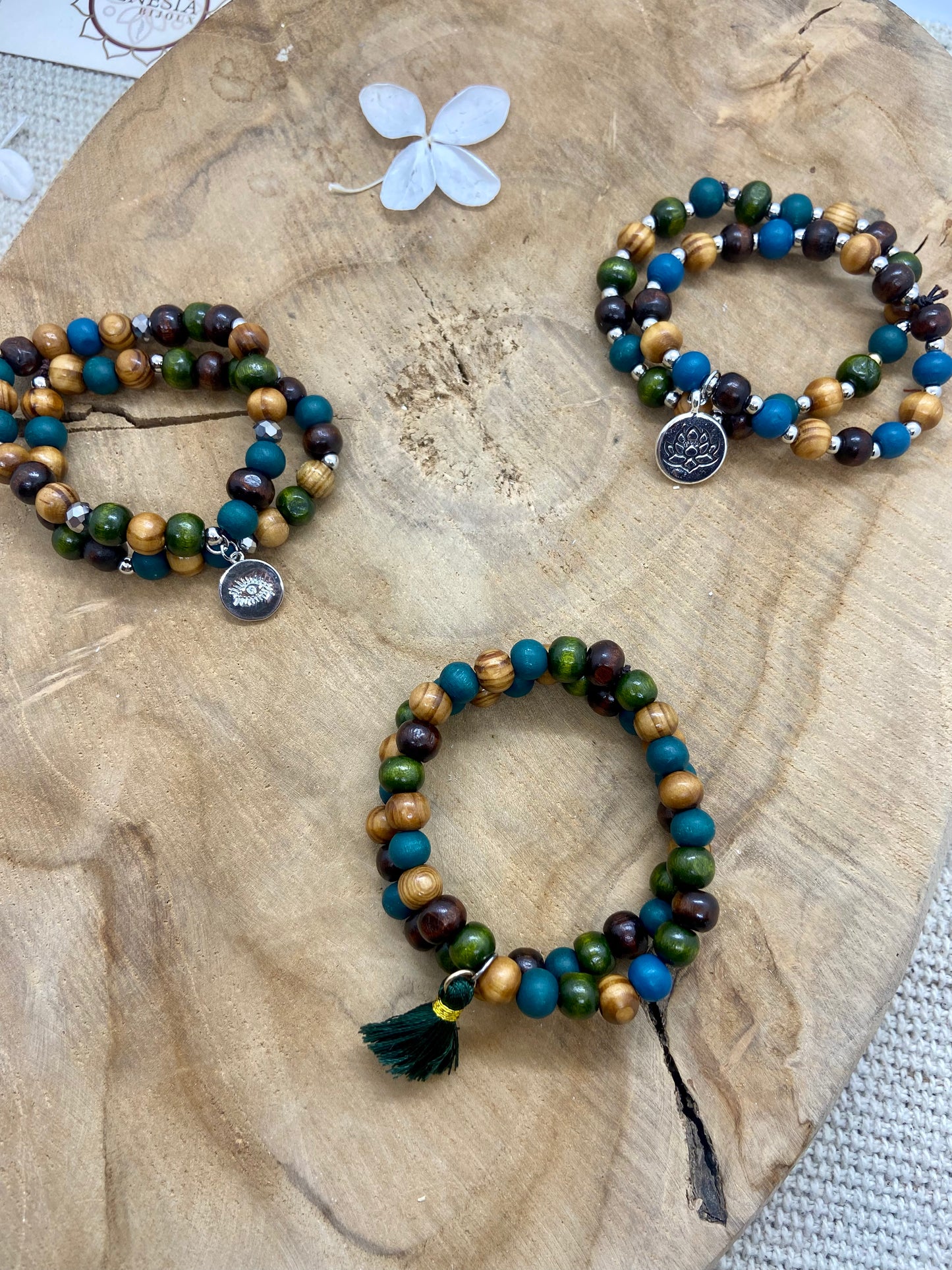 Bracelet en bois thème vert + breloque argentée