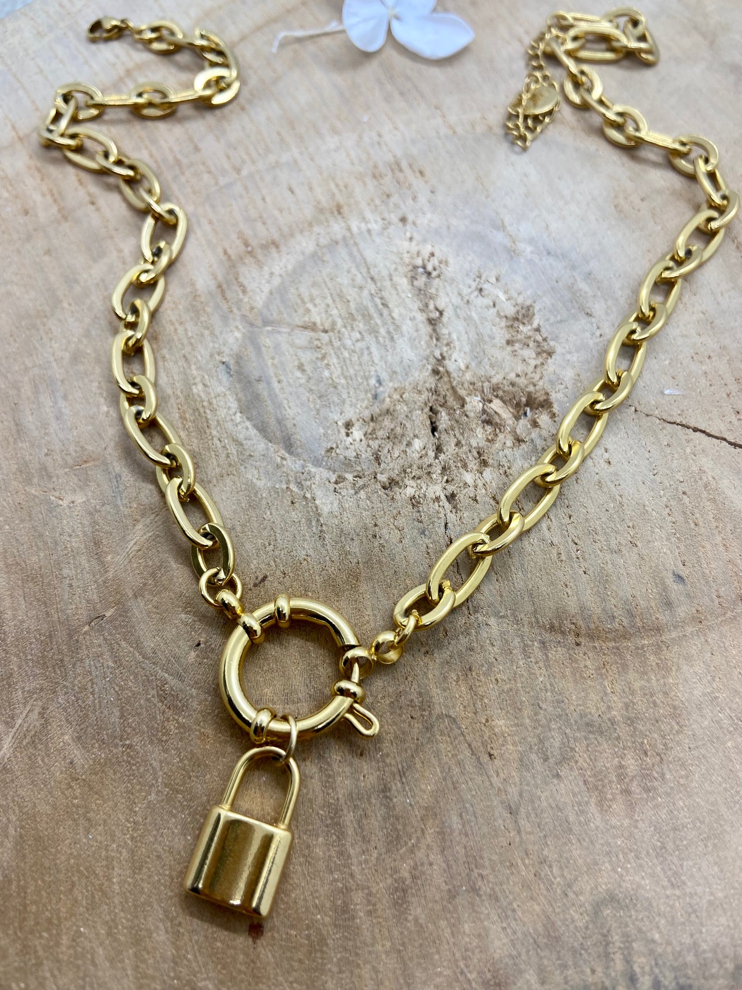 Collier chaine grosse maille dorée et pendentif cadenas
