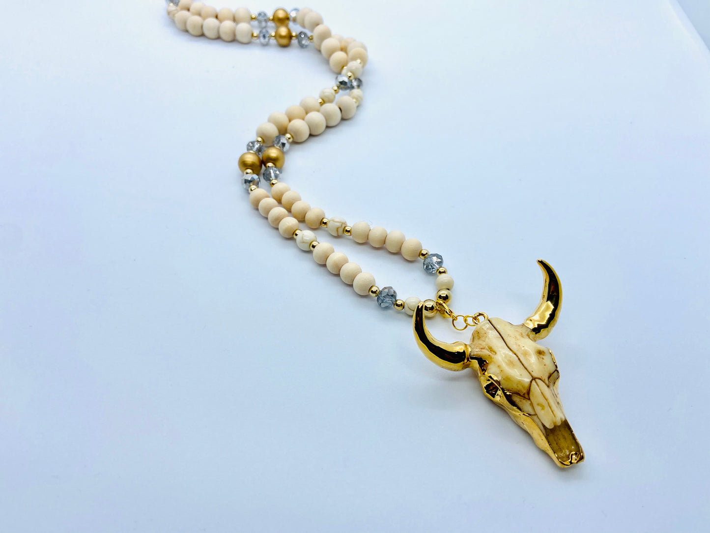Sautoir en bois couleurs naturelles et strass Pendentif Tête de Buffle