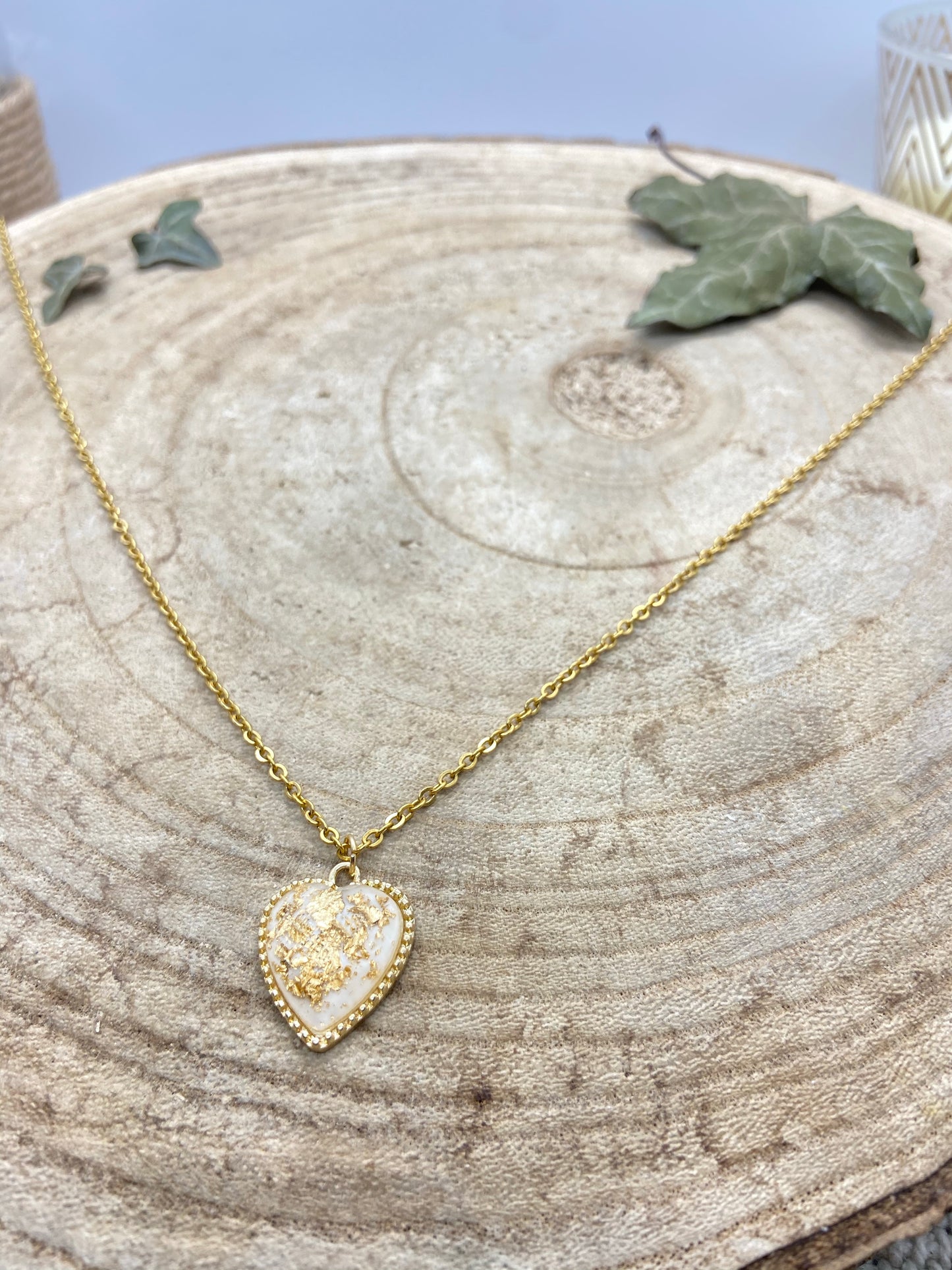 Chaîne fine en inox doré pendentif Coeur avec dorures