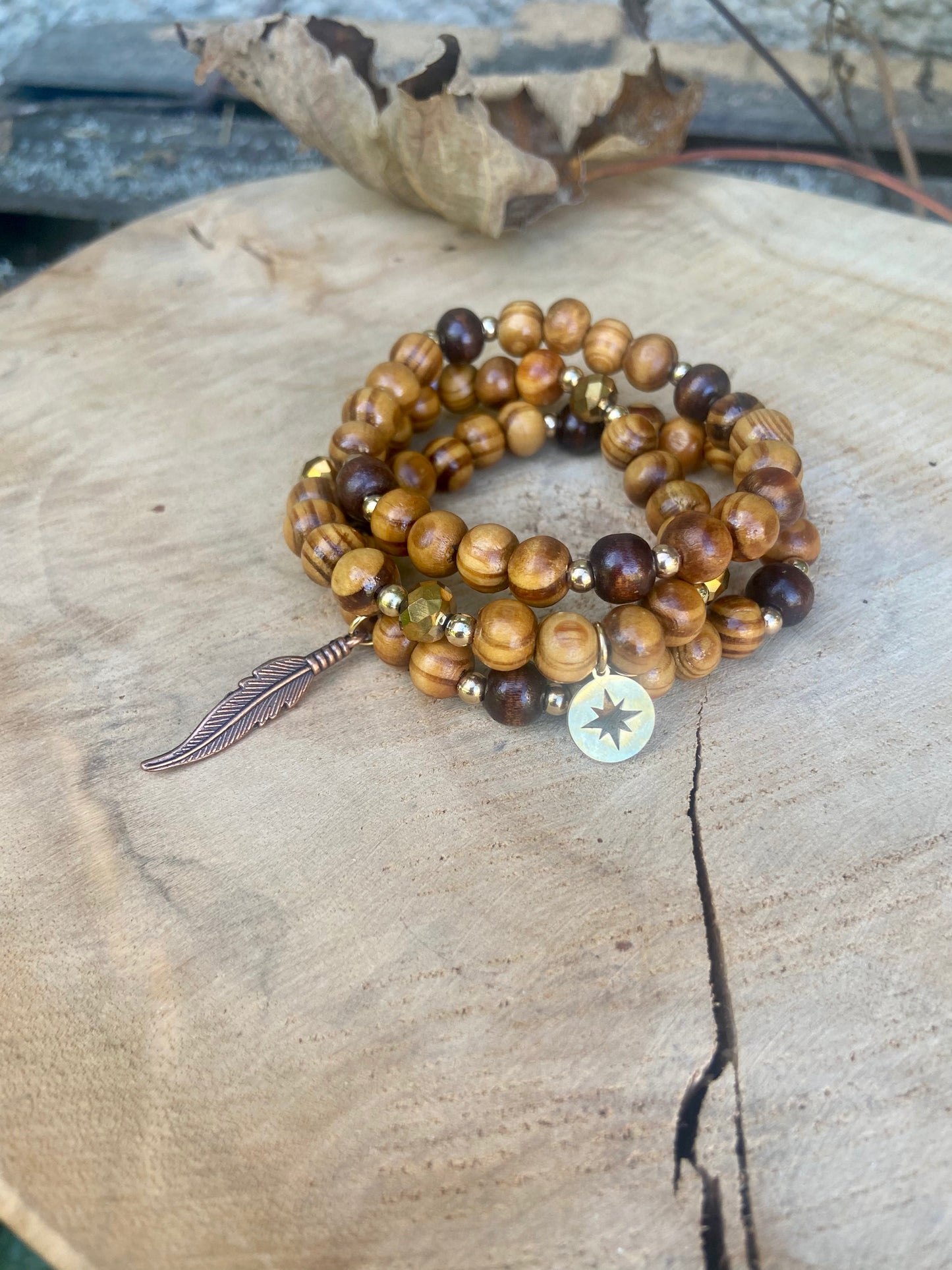 Trio de bracelets en bois avec breloques