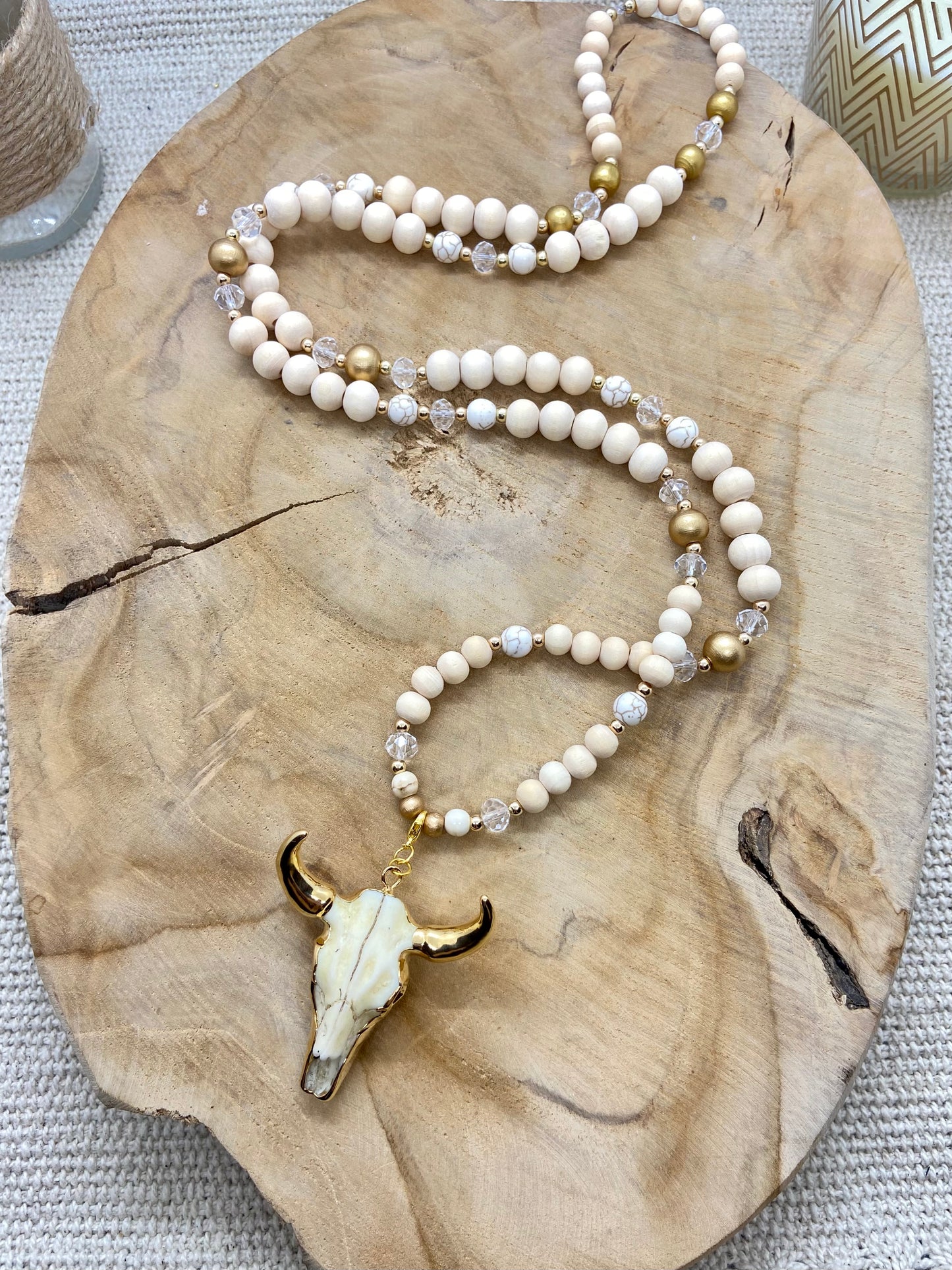 Sautoir en bois couleurs naturelles et strass Pendentif Tête de Buffle